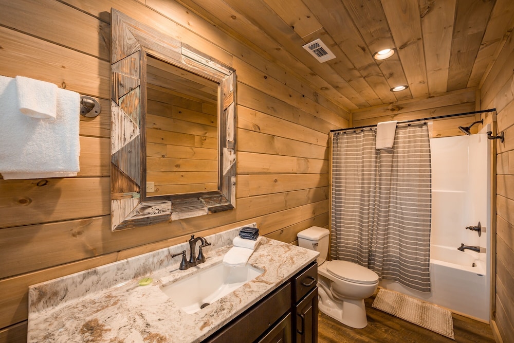 Iron Mountain Lodge 4 Bedroom Cabin by RedAwning view 2
