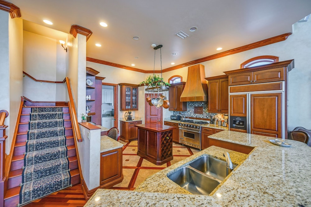 Waterfront Stunner: Effortless Elegance in Naples!