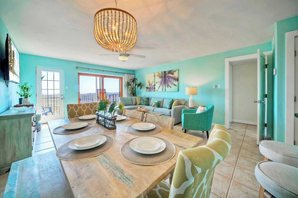 Sleeps 18, 2 Condos Beach Access, Pool, Views, Tennis + Pickleball Courts