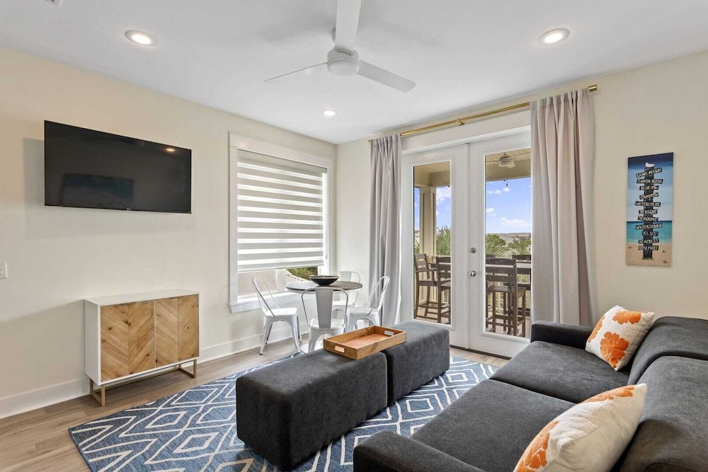 Good Day Sunshine by Avantstay Sleeps 16, Pool + Private Beach Access