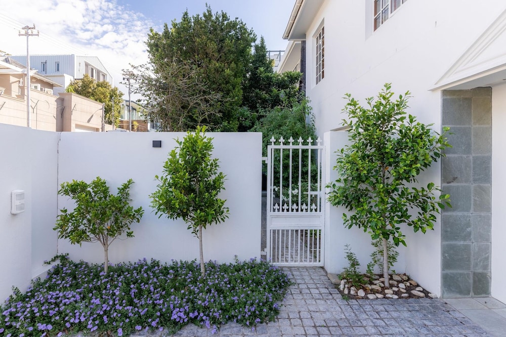 Cape Azure Oasis - Sea Point Retreat With hot tub
