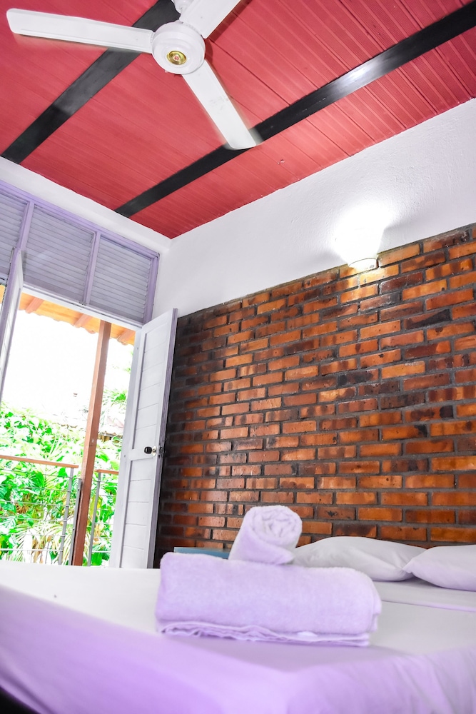 Aluna Hostel B&B