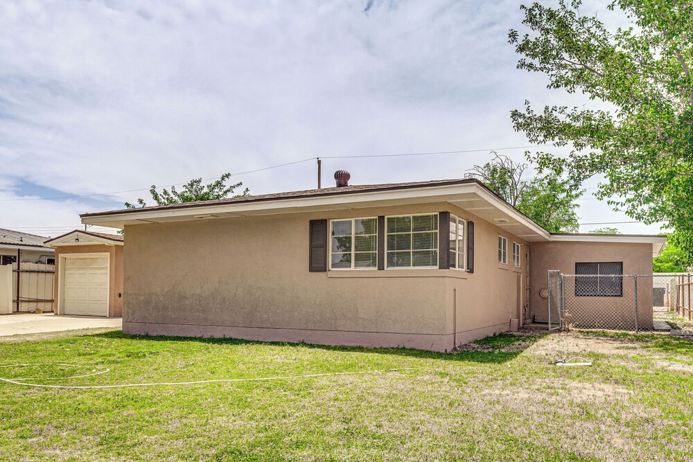 5 Mi to UFO Museum: Roswell Home w/ Spacious Yard!
