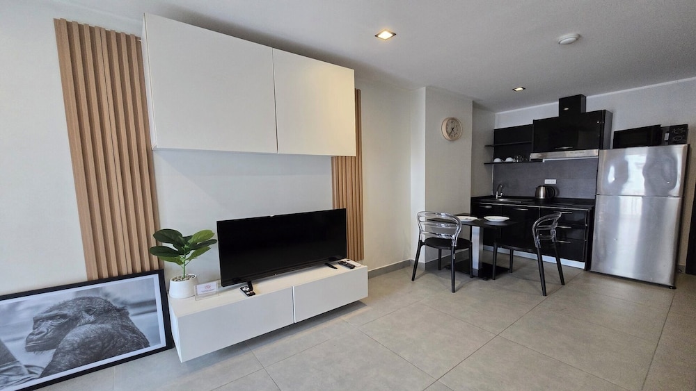 Bright & Breezy -1BR T1 211
