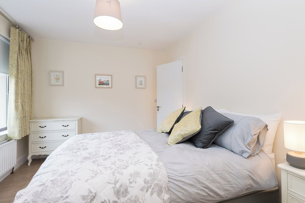 2br-sleeps4-parking-nearcork-6mintoairport