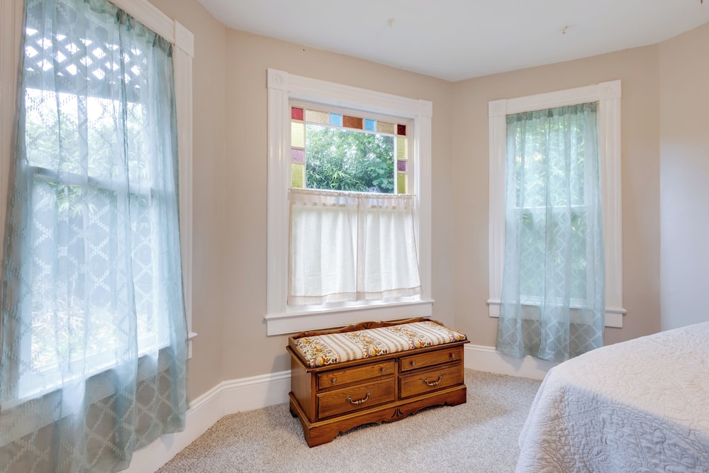 Walk to Main Avenue: Cozy Unit in Warrenton