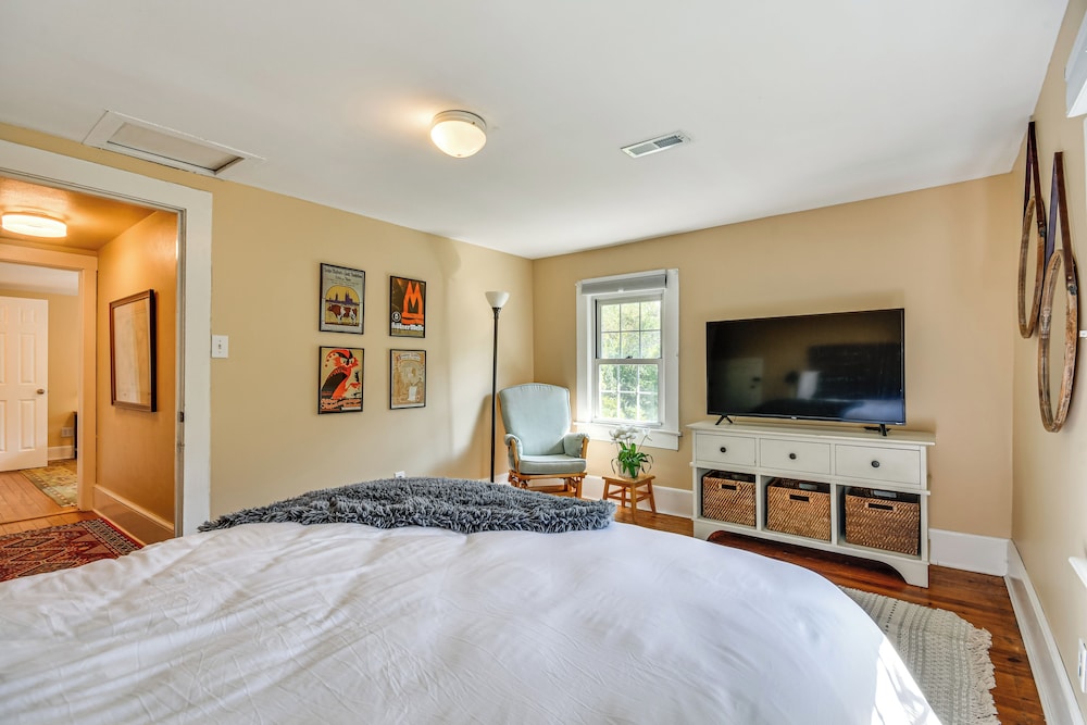 Mtn Views, Deck, Porches & Patio: Asheville Escape