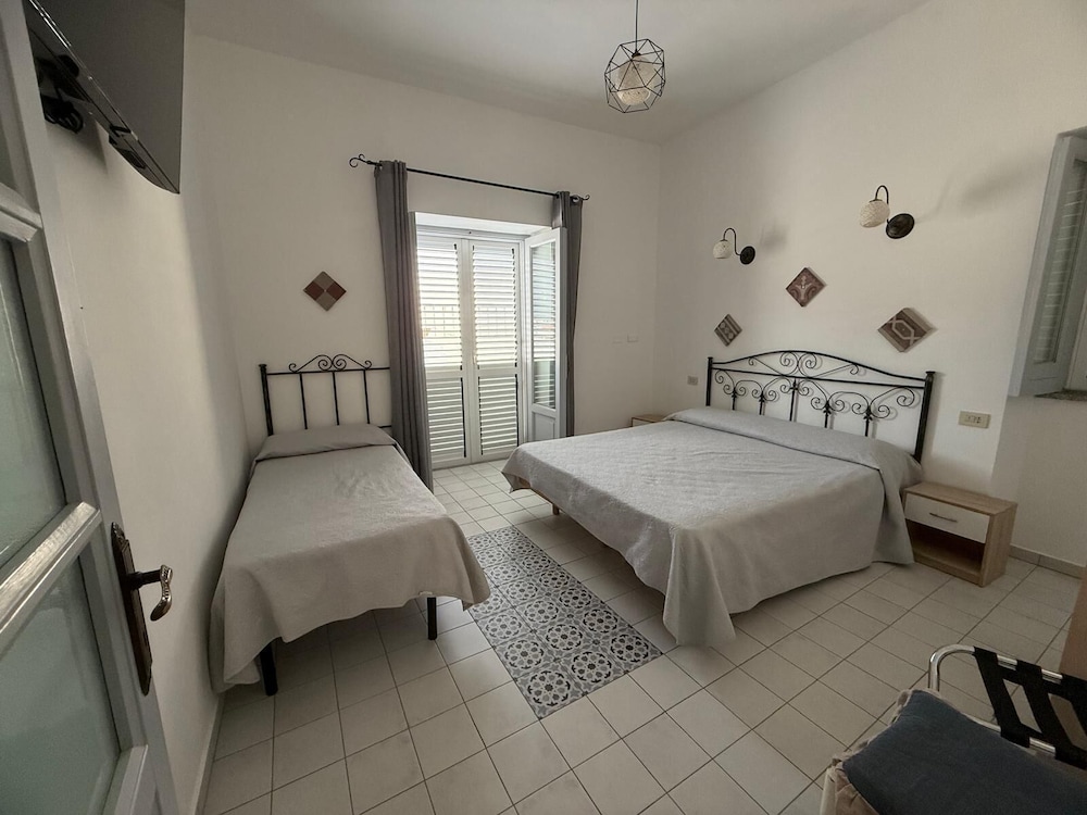 LO NARDO ACCOMMODATION