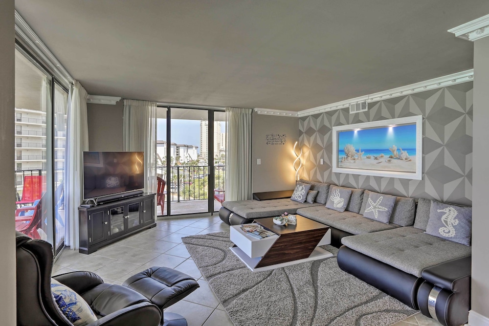 Panama City Beach Condo w/ Balcony & Ocean Views