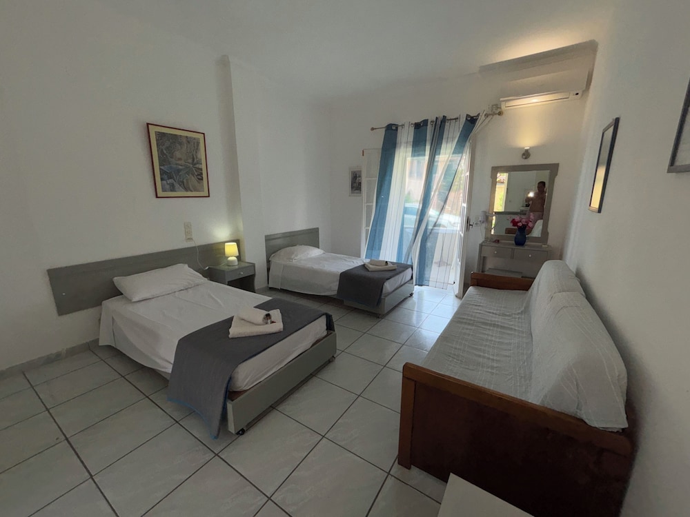 DOLPHIN APARTMENTS & STUDIOS