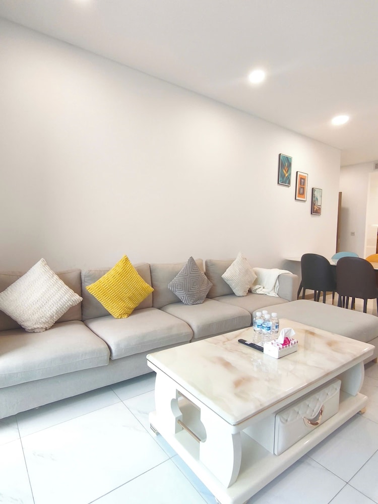 Skyway White & Silver Riverside Resident - Binh Thanh, HCM