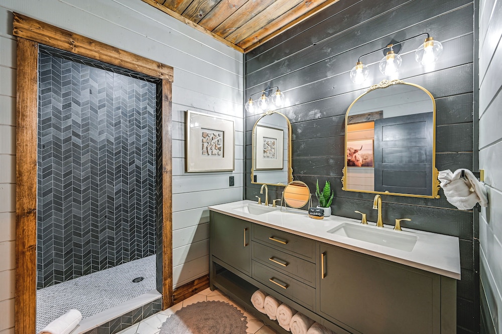 Luxe Broken Bow Vacation Rental: Hot Tub & Pets OK