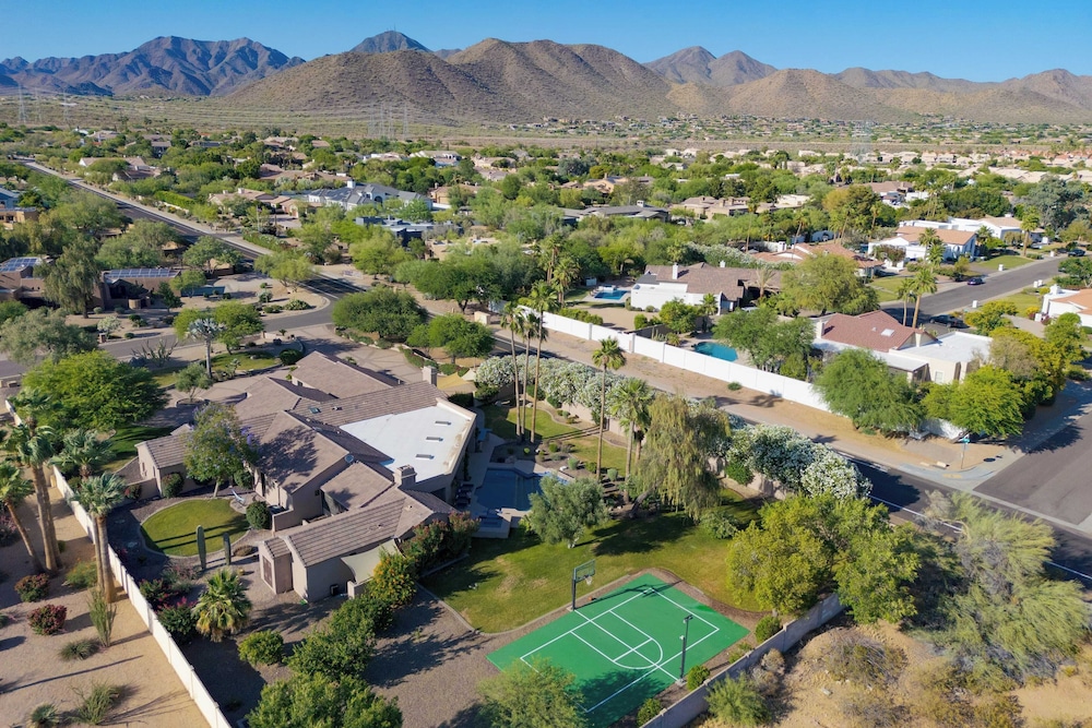 Luxe Scottsdale Oasis With Pool, Hot Tub, Firepit and Outdoor Lounge Avantstay