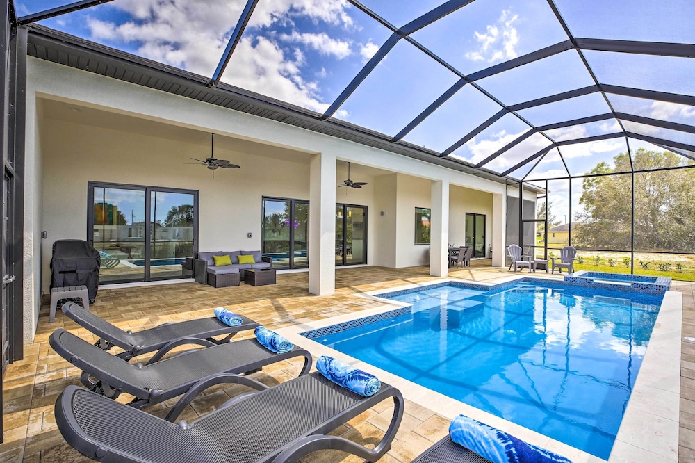 Private Pool: Canalfront Home in Cape Coral