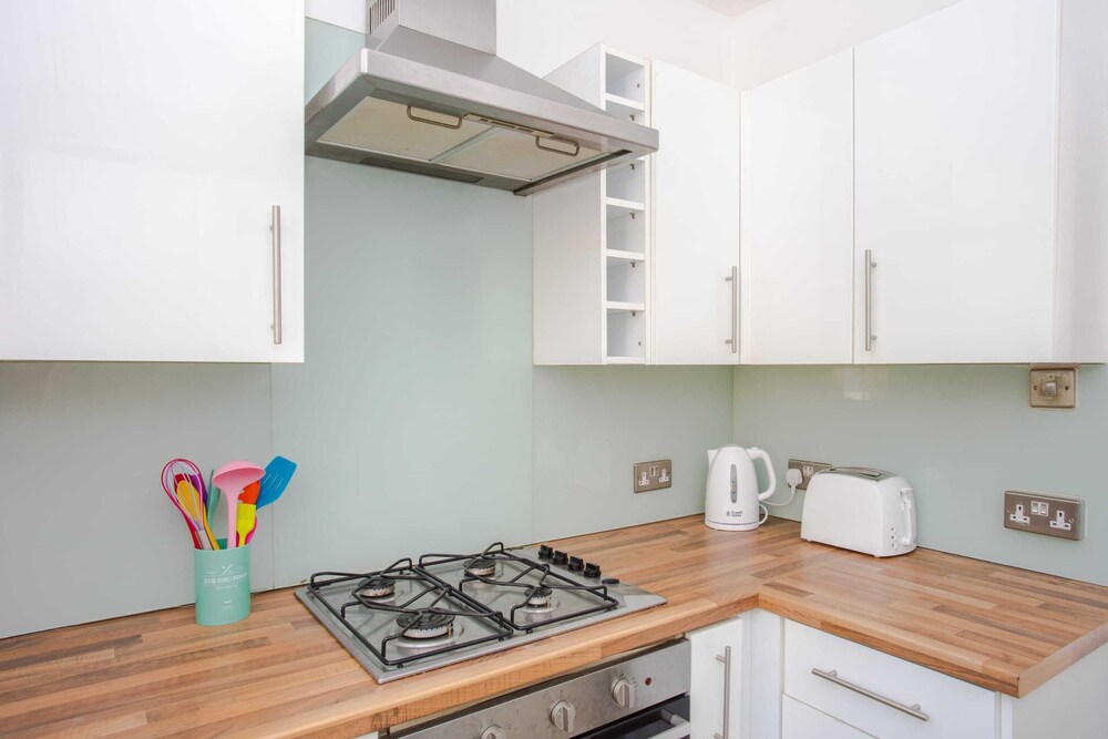 Modern & Spacious 2 Bedroom Flat Near Clapham Common