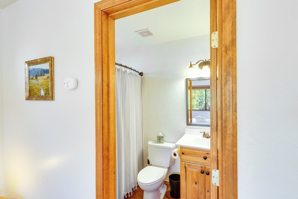 Pet-friendly Show Low Cabin w/ Patio & Gas Grill!