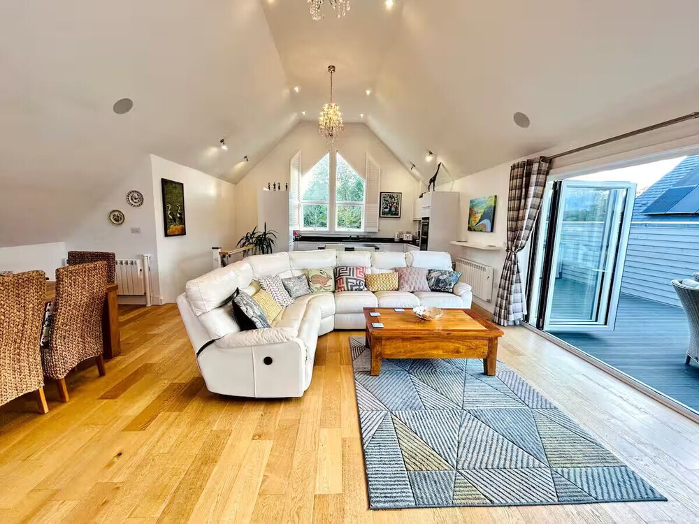 Cotswolds Lakeside Home-Summer Lake
