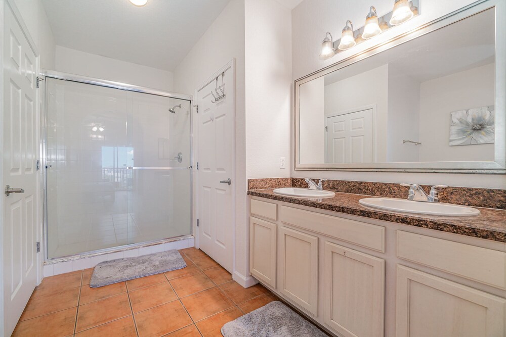 Upstay Modern 3BR Condo Pool Patio Near Disney