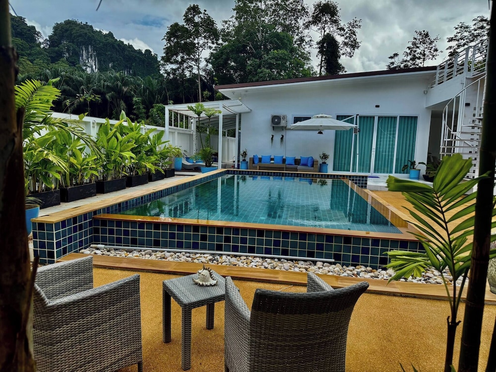 Beautiful Villa Between Jungle