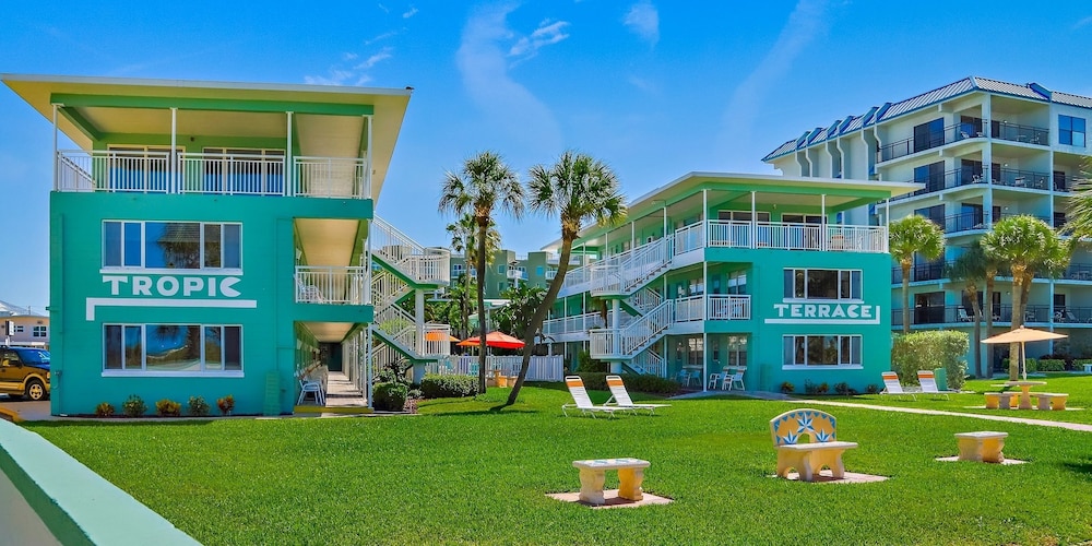 Tropic Terrace #35 - Beachfront Rental 1 Bedroom Condo by RedAwning view 2