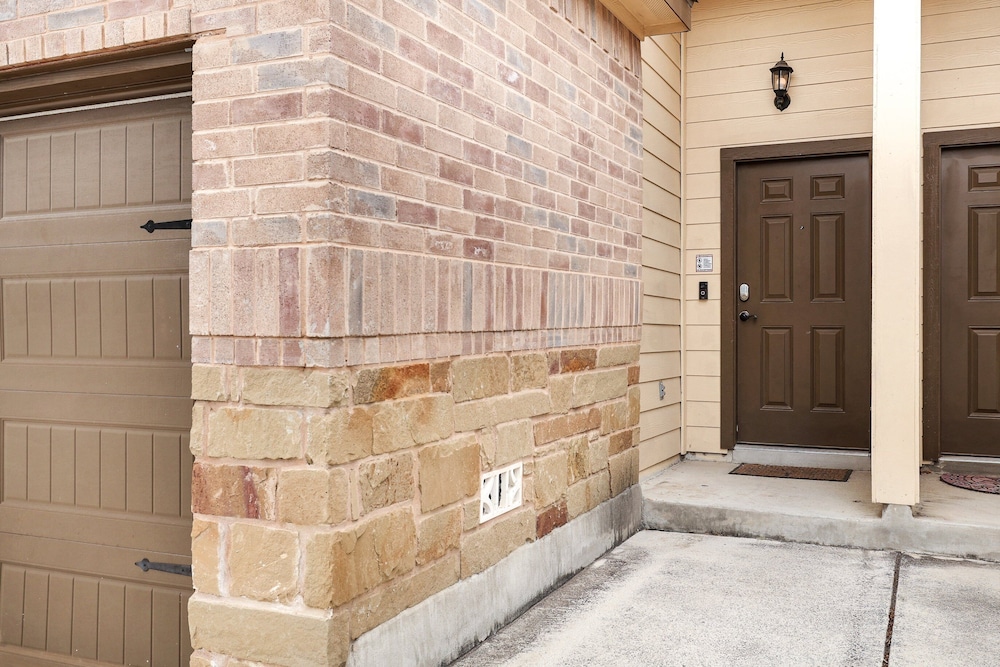 Modern Pet-friendly Duplex Near River Walk 3 Bedroom Duplex