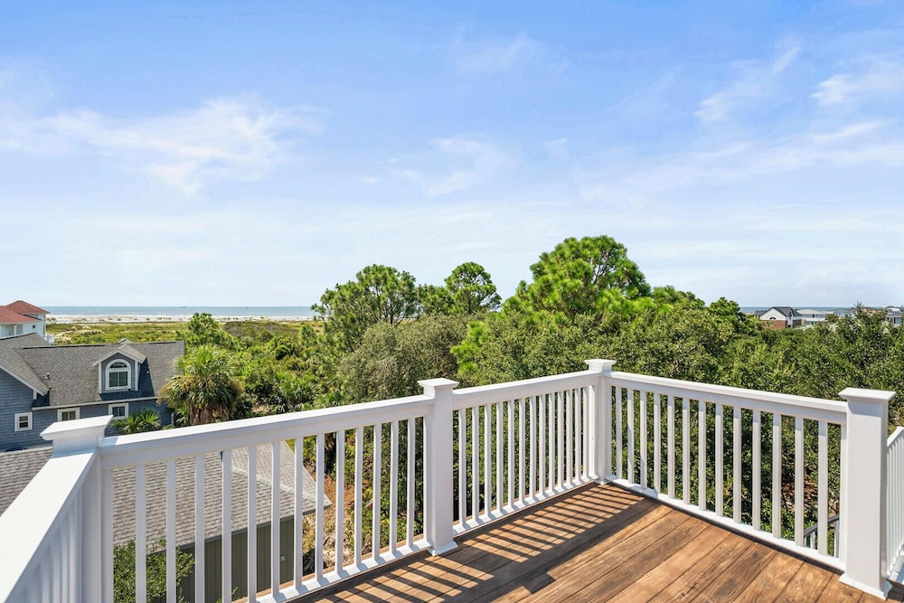 723 Seahorse Road - Newly Renovated, 5-bedroom Oceanside Home