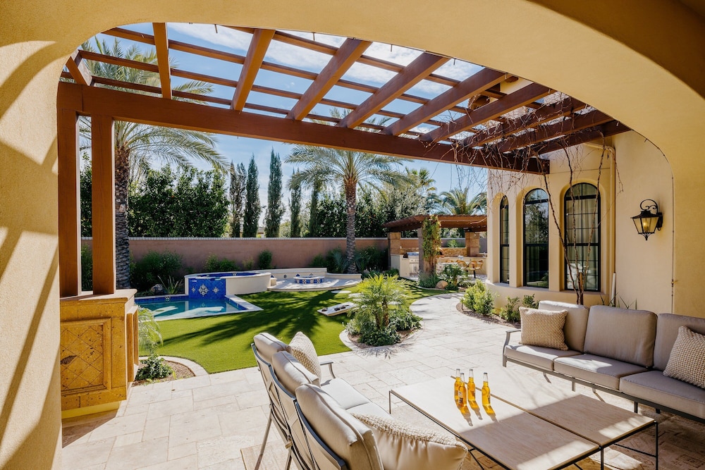 Luxe Poolside Paradise-pool & Spa-vanity Station
