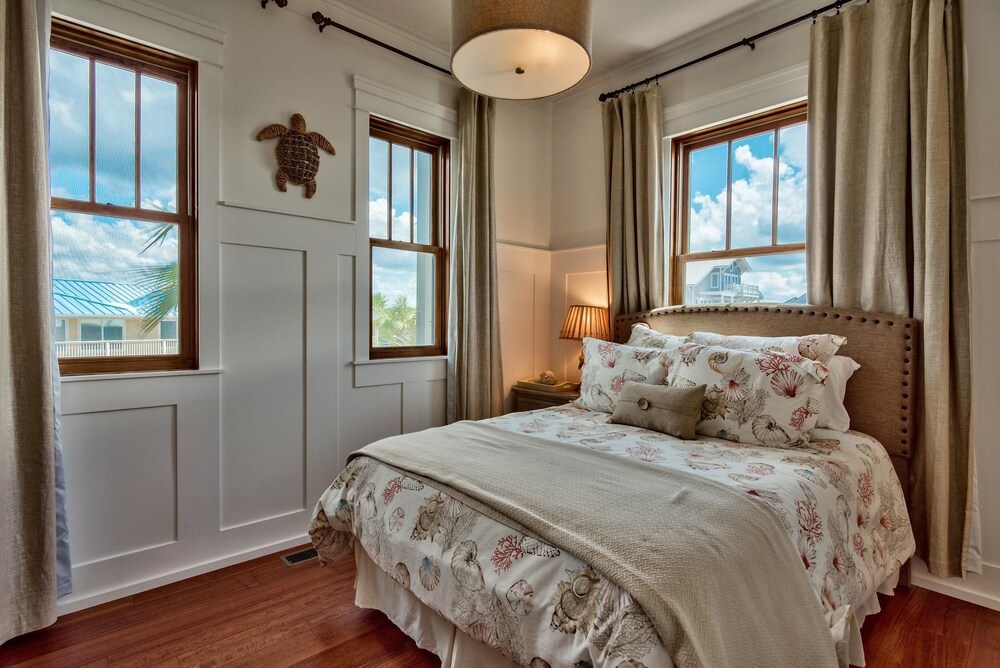 Tangled In Blue 5 Bedroom Holiday Home by Five Star Properties