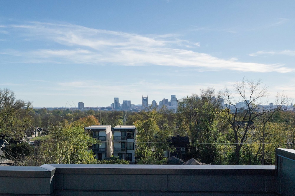 Luxe 4BR With Fire Pit Grill and City Views