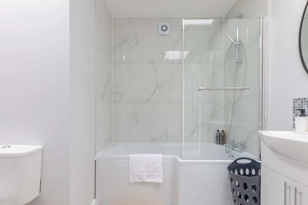 Newly Renovated 3BD Home, Islington!