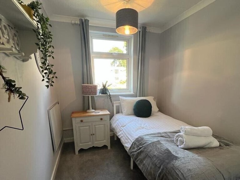Sunny 2-Bedroom flat in Hoddesdon view 2