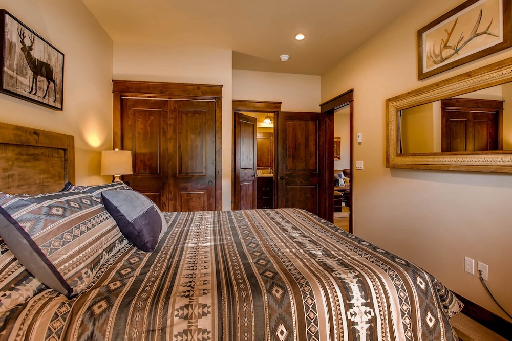 New 3bdr Luxury /sleeps 10 W Fireplace & Mountain Views 3 Bedroom Townhouse by RedAwning