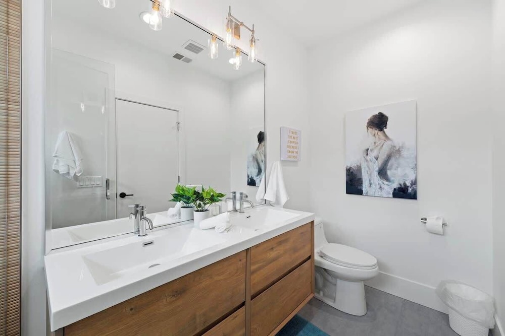New Bright Condo Sleeping 8 by United Center