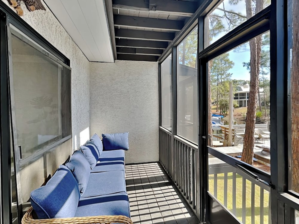 Easy on Eastern Lake by Southern Vacation Rentals