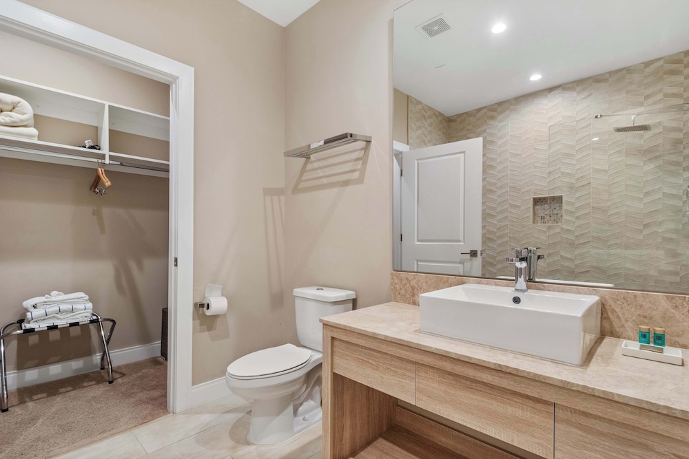 Minutes to Disney Chic Dream Villa With Stunning Patio and Resort Perks