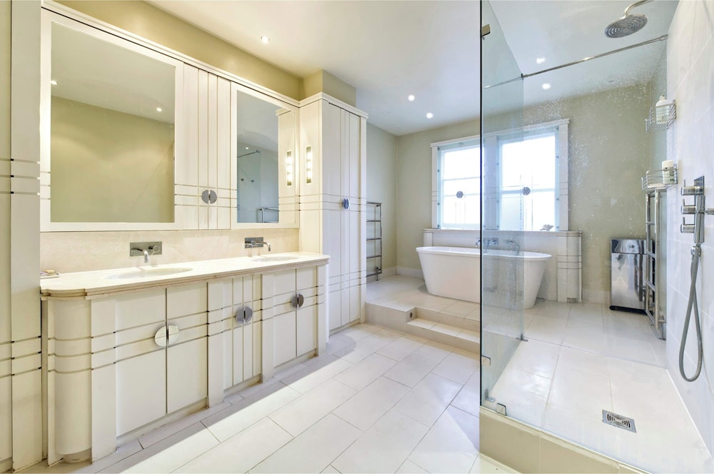 Grand 2 Bedroom Flat, Kensington