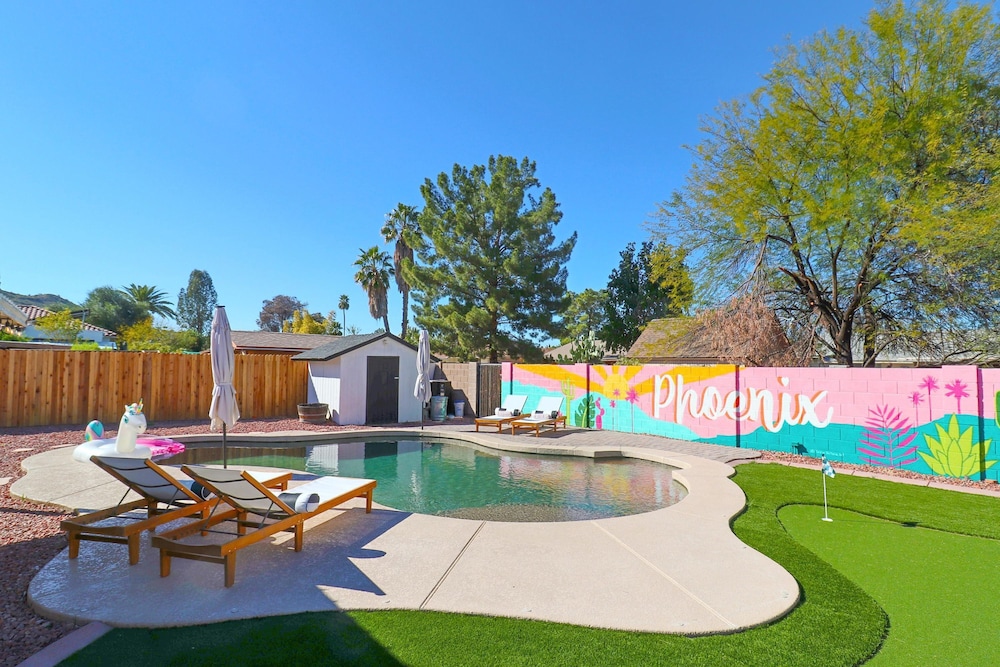 Karen in Phoenix With 4 Bedrooms and 2 Bathrooms