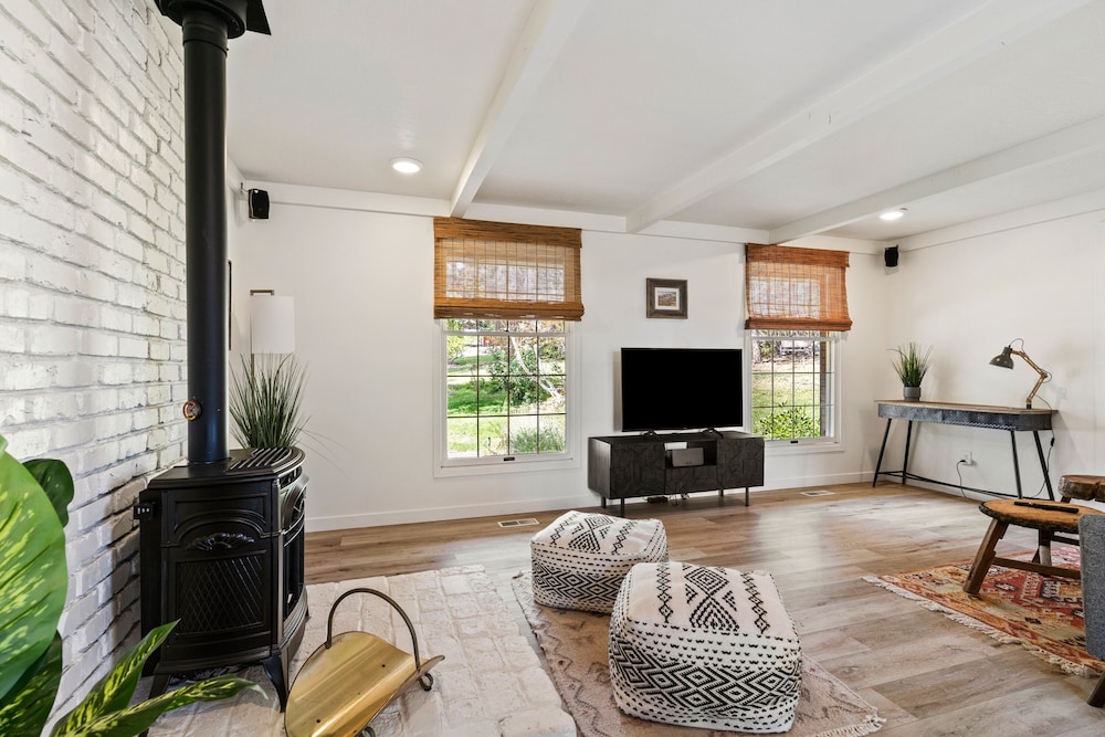 Serenity On 6th 30 Day Minimum 4 Bedroom Home by RedAwning