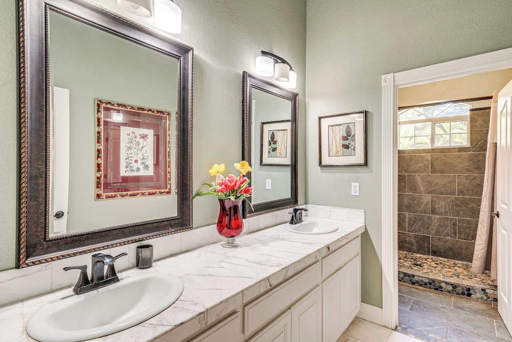 Luxe Vineyard Villa w/ Views & Fire Pit in Loomis!