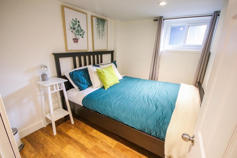 Leslieville Cozy & Bright Apt in Trendy Beaches-0