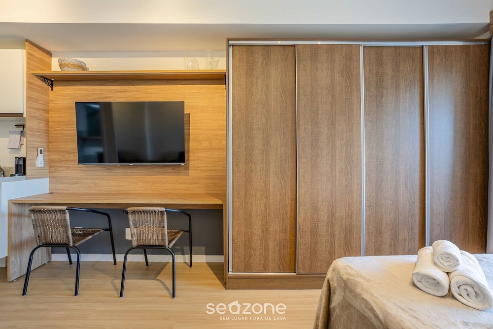 Modern Studios in a Building With a Pool in Vila Cordeiro - CTB
