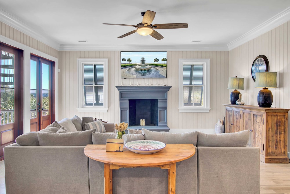 Steps to the Beach! Pool, Gym, Game Room, Movie Theater 3301 Palm by Avantstay