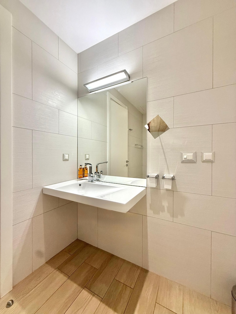 Condo Studio Plaza