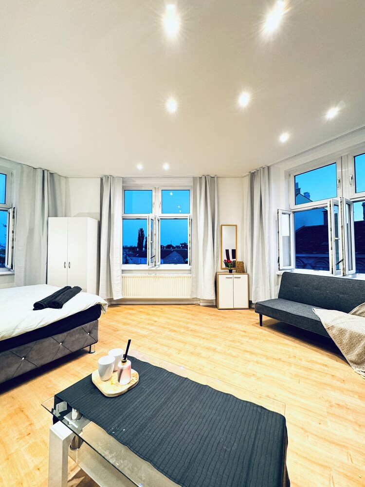 Lovely 4BR Apt Near Kaufpark Alterlaa