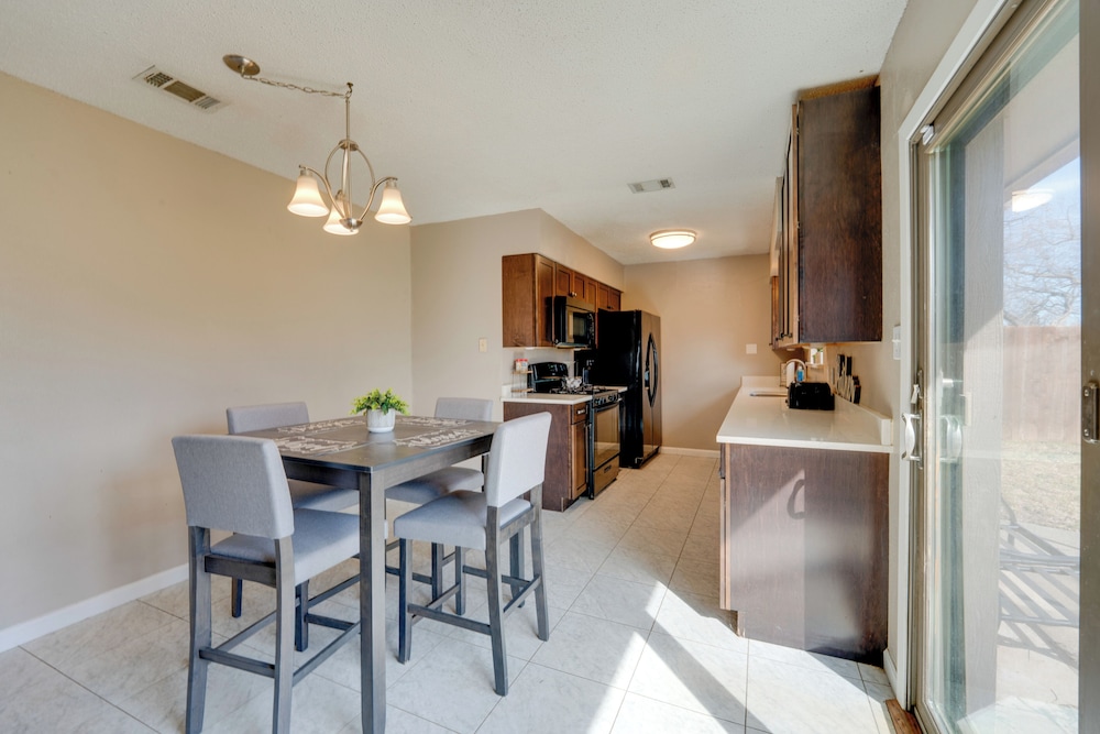 3 Mi to Dtwn Denton: Getaway w/ Furnished Patio!