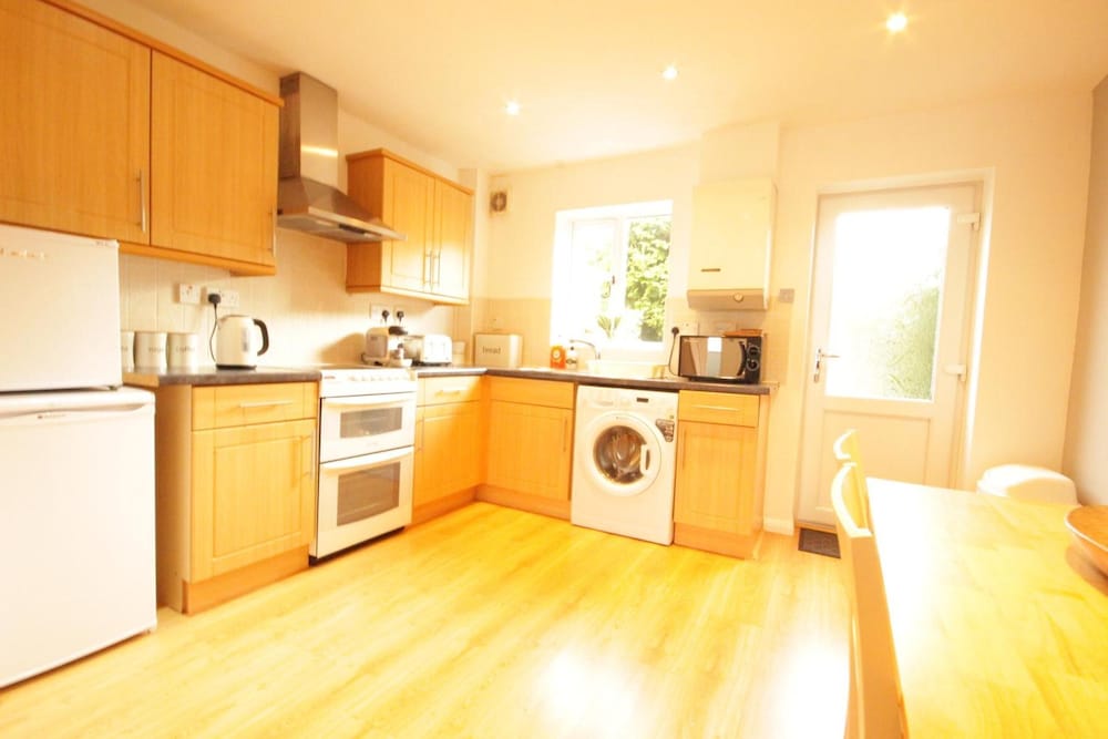Fantastic 2-bed House in Hull. Garden, Sky tv view 5