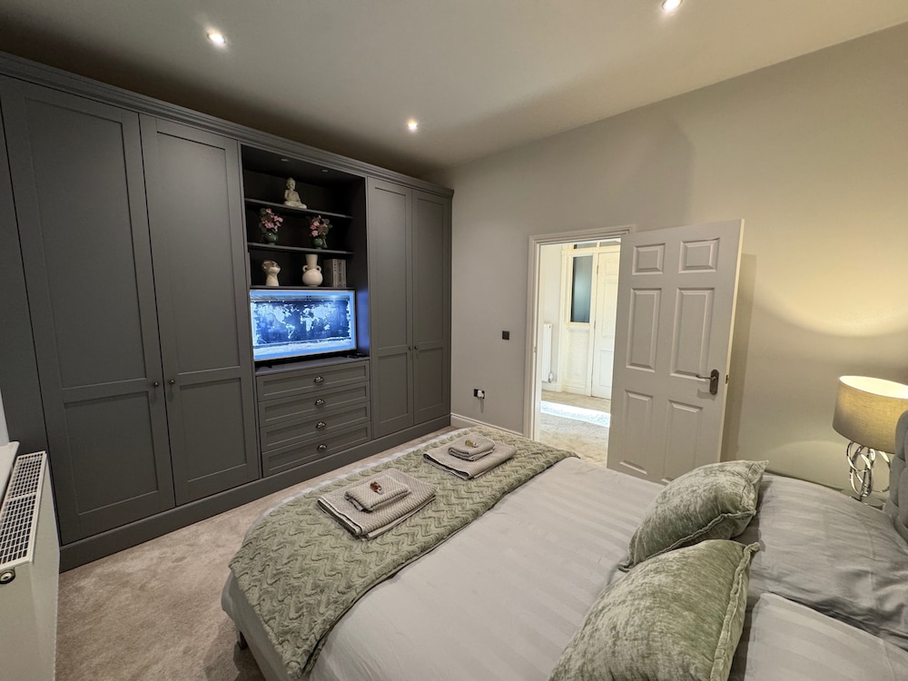 Full Apartment With Secure Parking Great Views