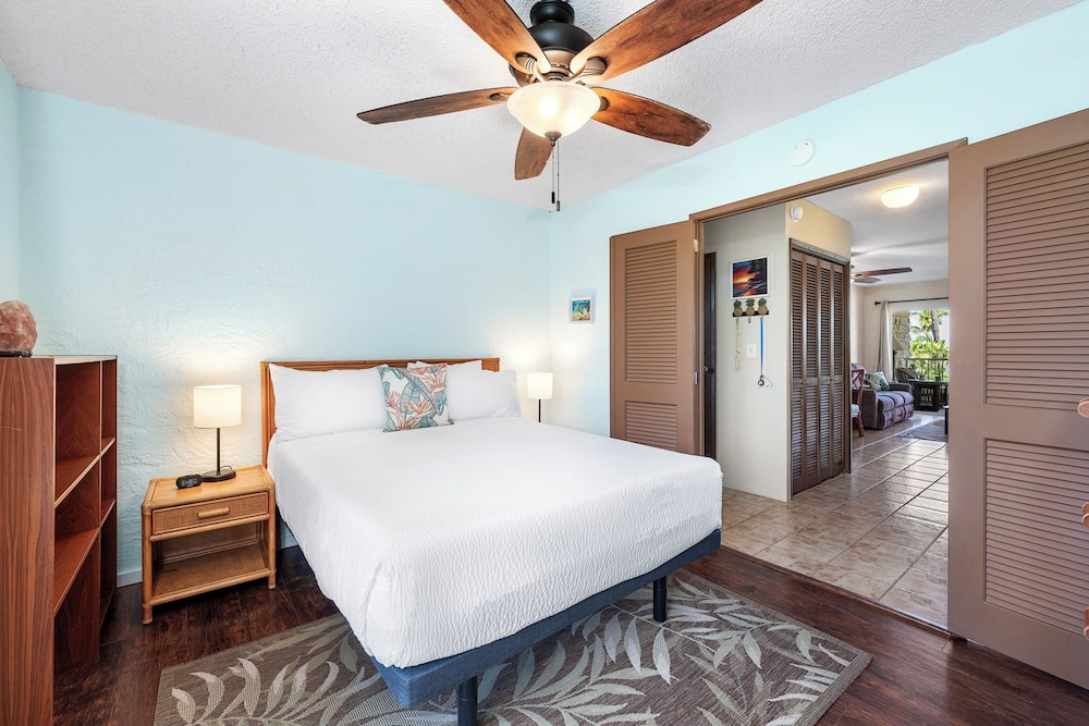 Oceanview Kona Condo - Pool, Lanai, Walk to Town - Vrkcv
