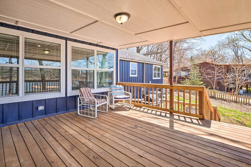 Lakefront Fort Towson Home: Private Dock & 3 Decks view 5