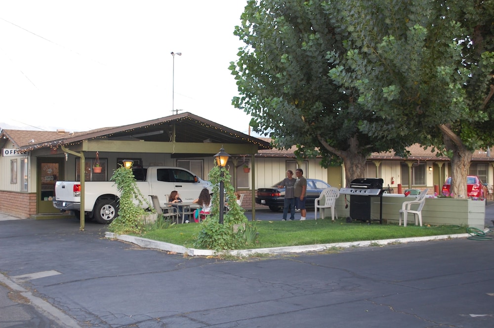 Bishop Vacations - El Rancho Motel - Property Image 100